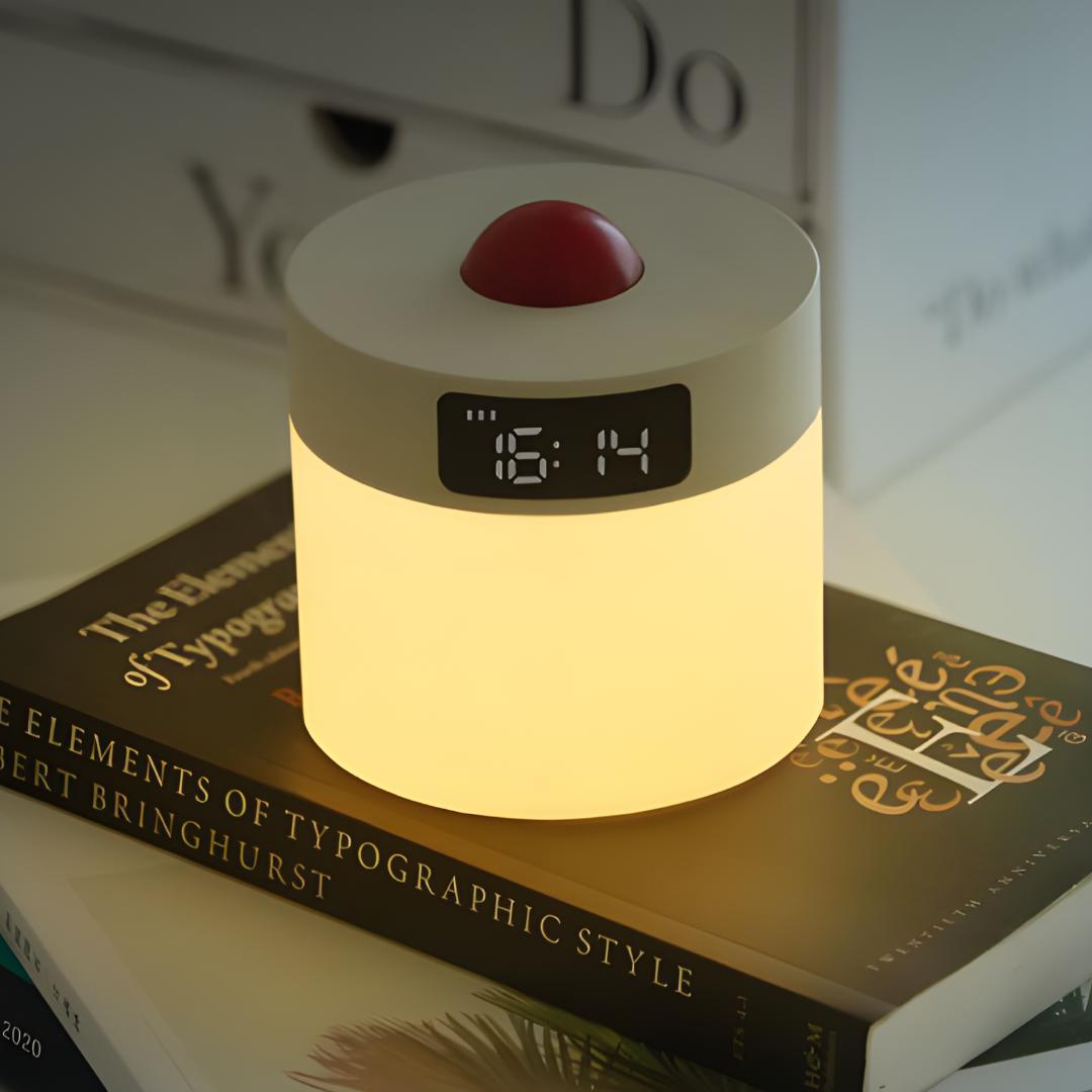 veilleuse horloge blanc et rouge sur pile de livres posé sur bureau blanc