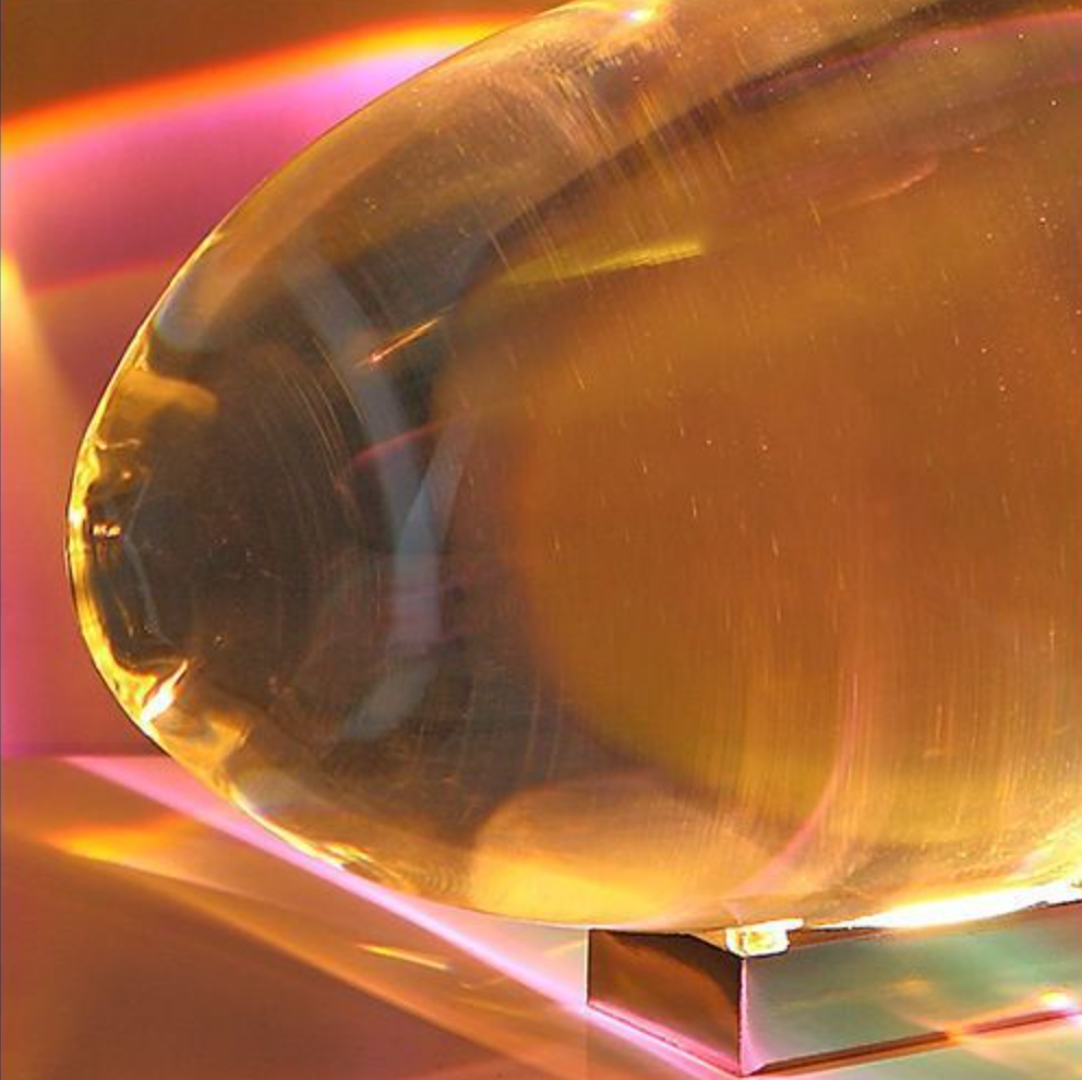 zoom de très près sur lampe italienne à projection couleur arc en ciel