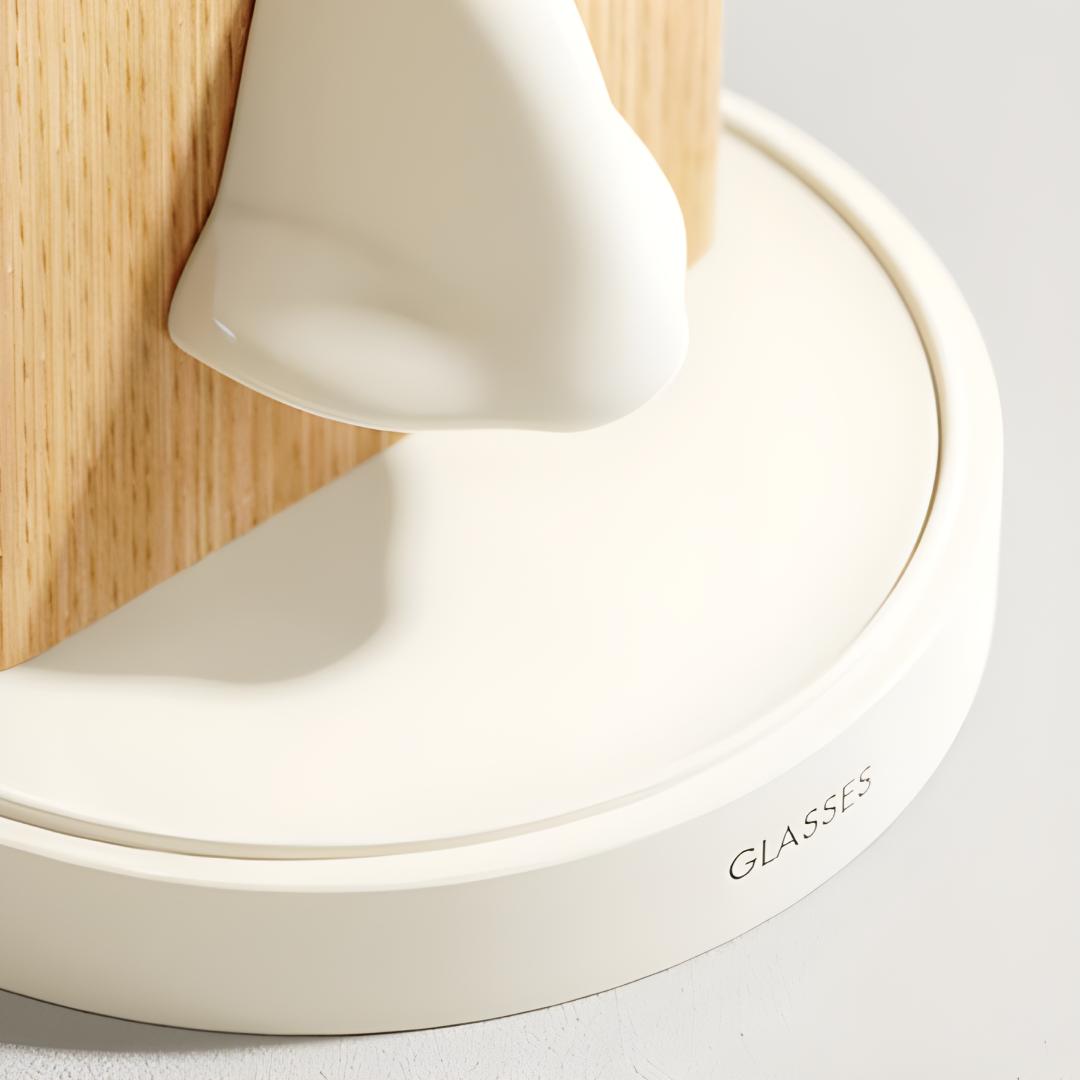 zoom nez et base support lunettes blanc et bois clair sur fond neutre