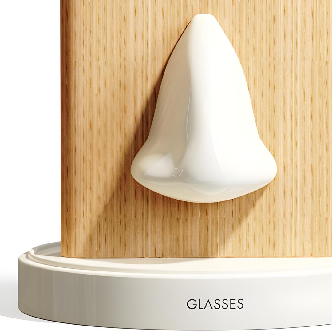 zoom sur le nez support lunettes blanc et bois clair sur fond blanc