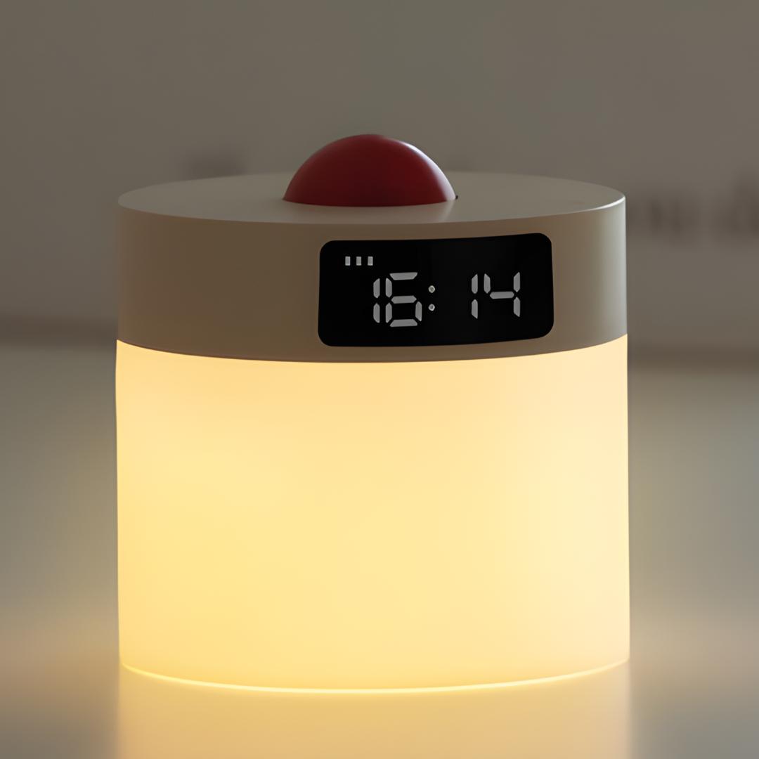 veilleuse horloge avec haut de corps blanc et boule décoration rouge sur table blanche fond effet flou
