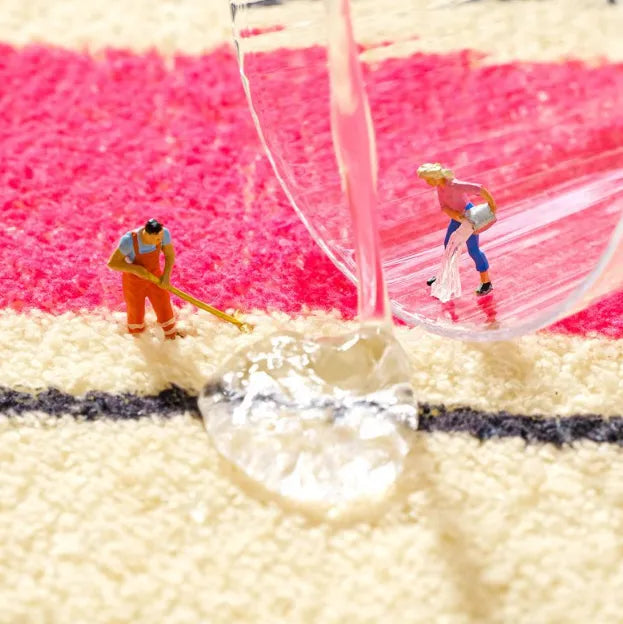 démonstration de l'absorption du tapis de bain cassette avec de l'eau et des figurines