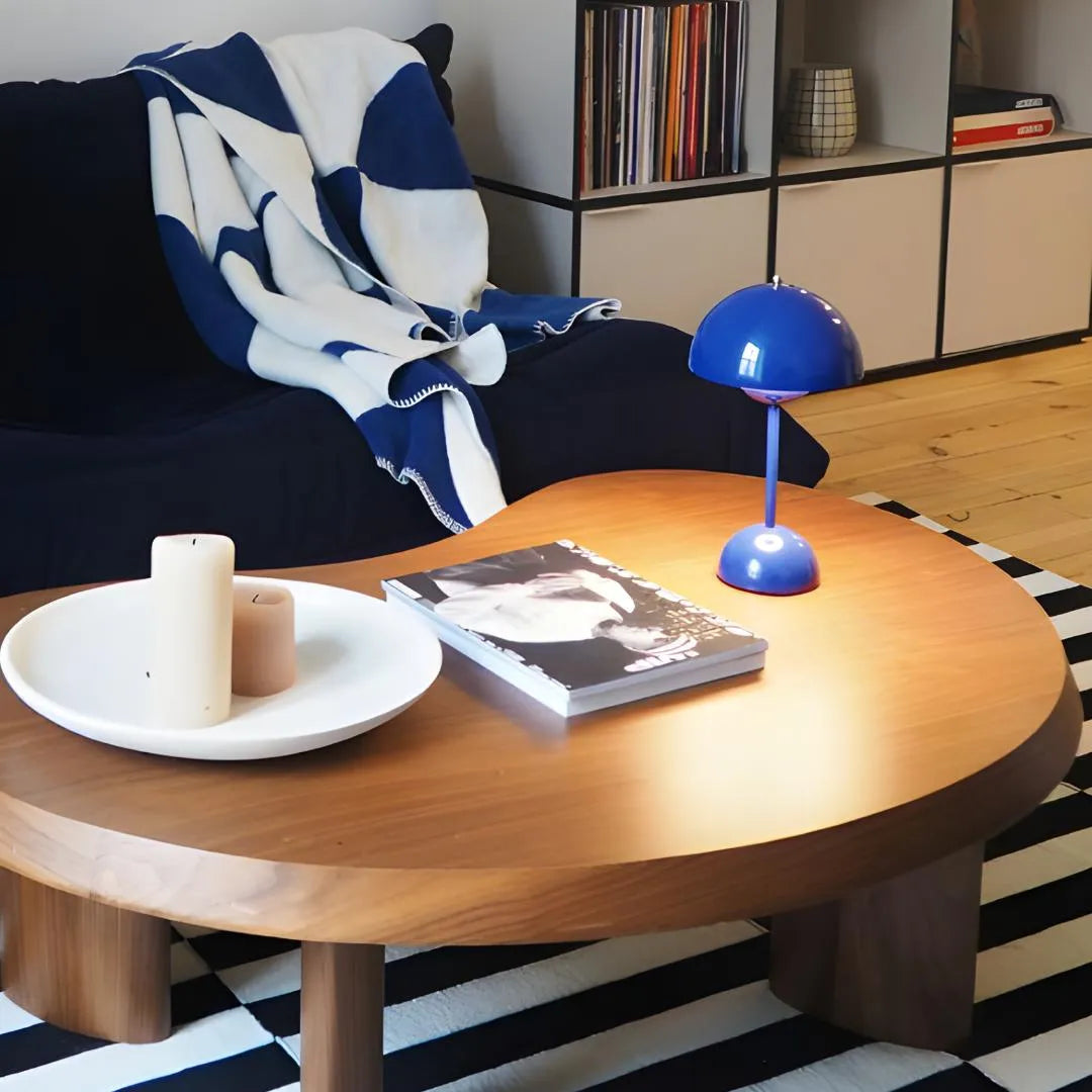 lampe flowerpot bleu électrique sur table en bois design