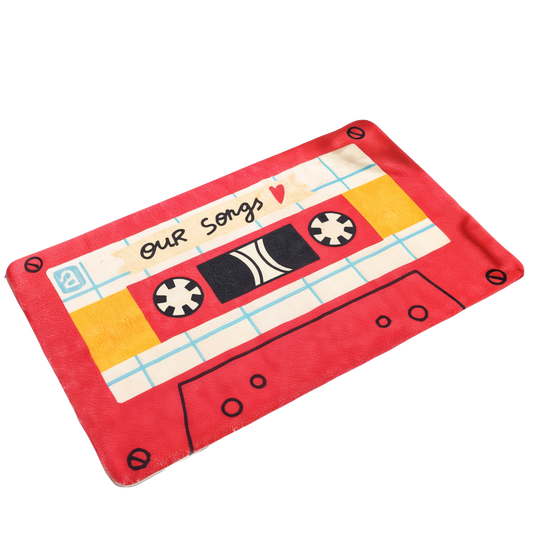 tapis de bain en forme de cassette rétro couleur rouge avec les mots our songs dessus