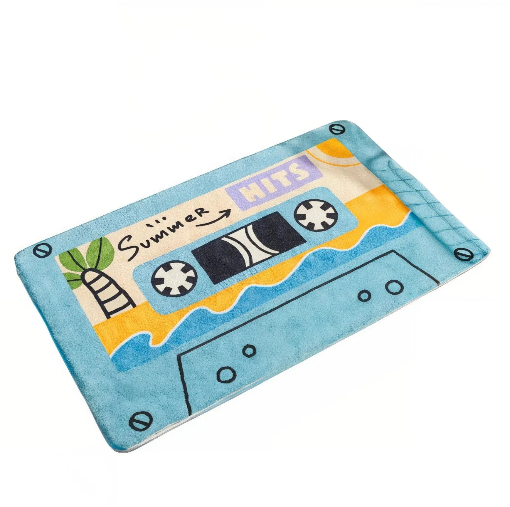 tapis de bain en forme de cassette rétro couleur bleu clair avec les mots summer hits dessus