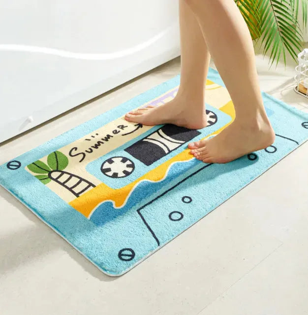 tapis de bain cassette bleu clair avec des pieds visible et devant une baignoire