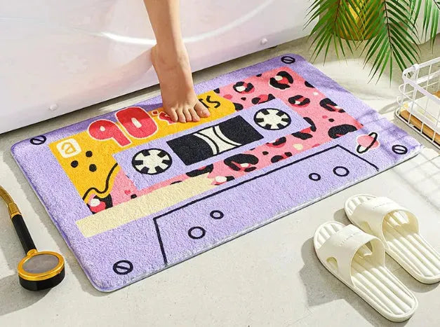 tapis de bain cassette mauve avec un pied visible d'une personne sortant de la baignoire