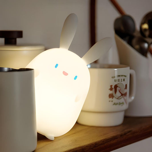 veilleuse lapin blanc sur une étagère en bois avec des mugs autour de lui