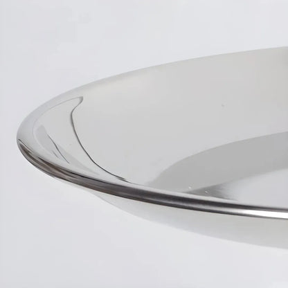 détail bord arrondi d’un plateau métal finition brillante, vue rapprochée de la surface réfléchissante