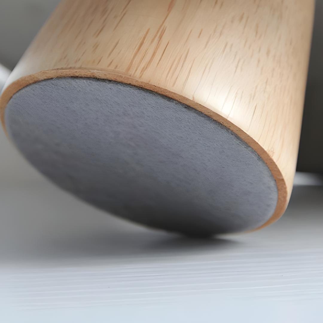 base en bois naturel avec patin antidérapant d’un plateau métal design, vue macro du dessous