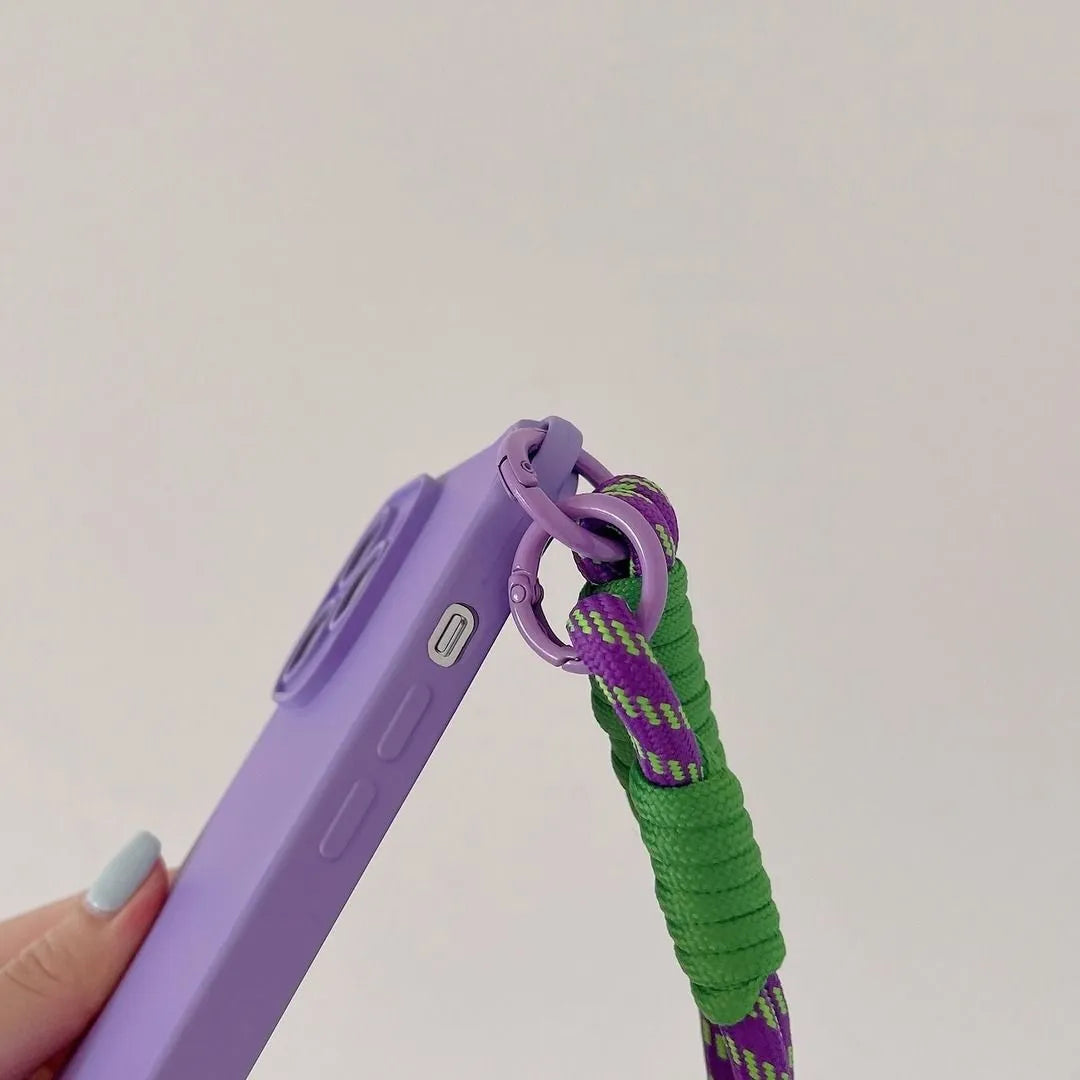 Zoom sur attache latérale du cordon violet et vert avec anneau assorti