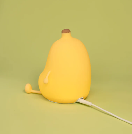 vue de dos veilleuse banane branchée USB