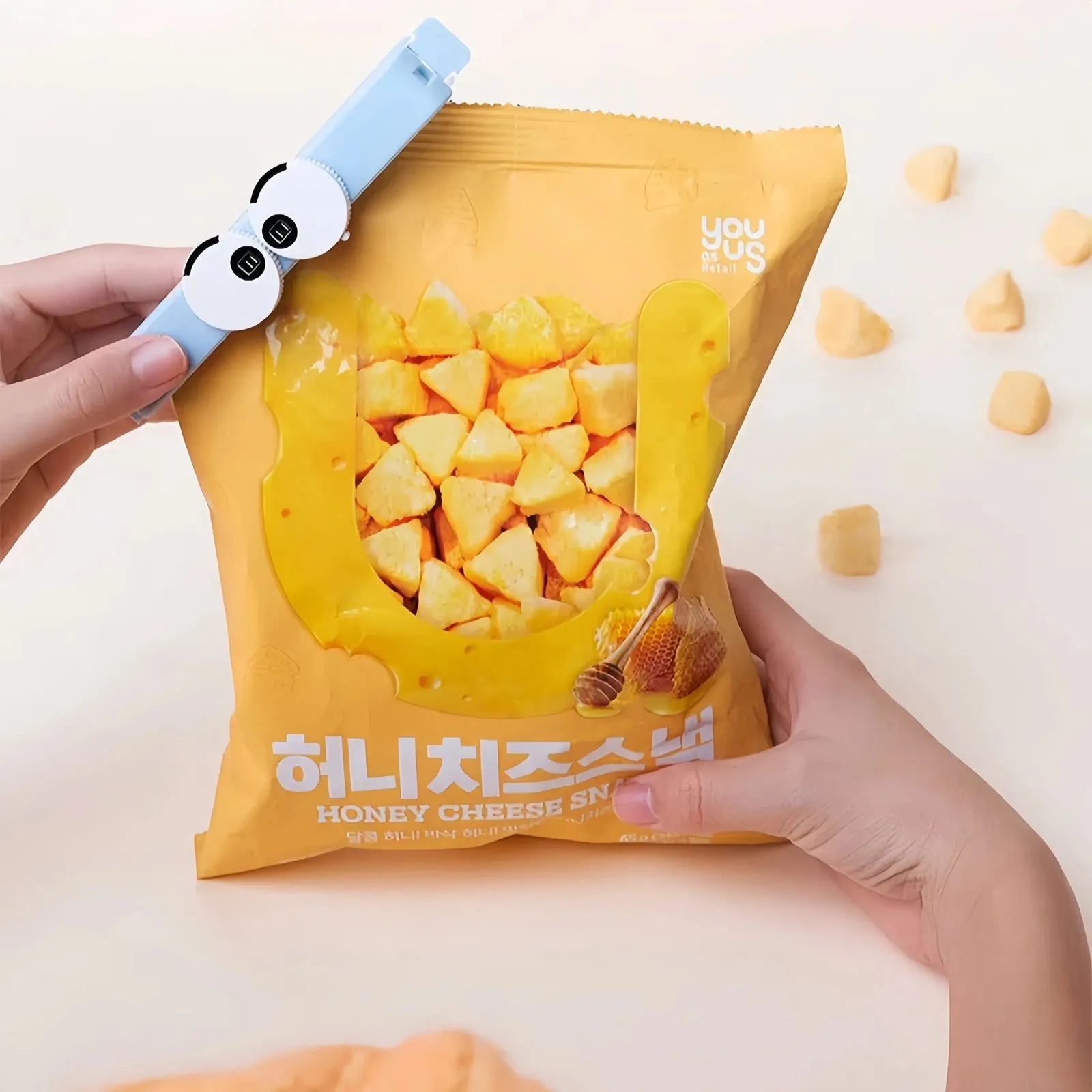 Clip bleu hermétique fermant un sachet de snacks au fromage, avec molette de date