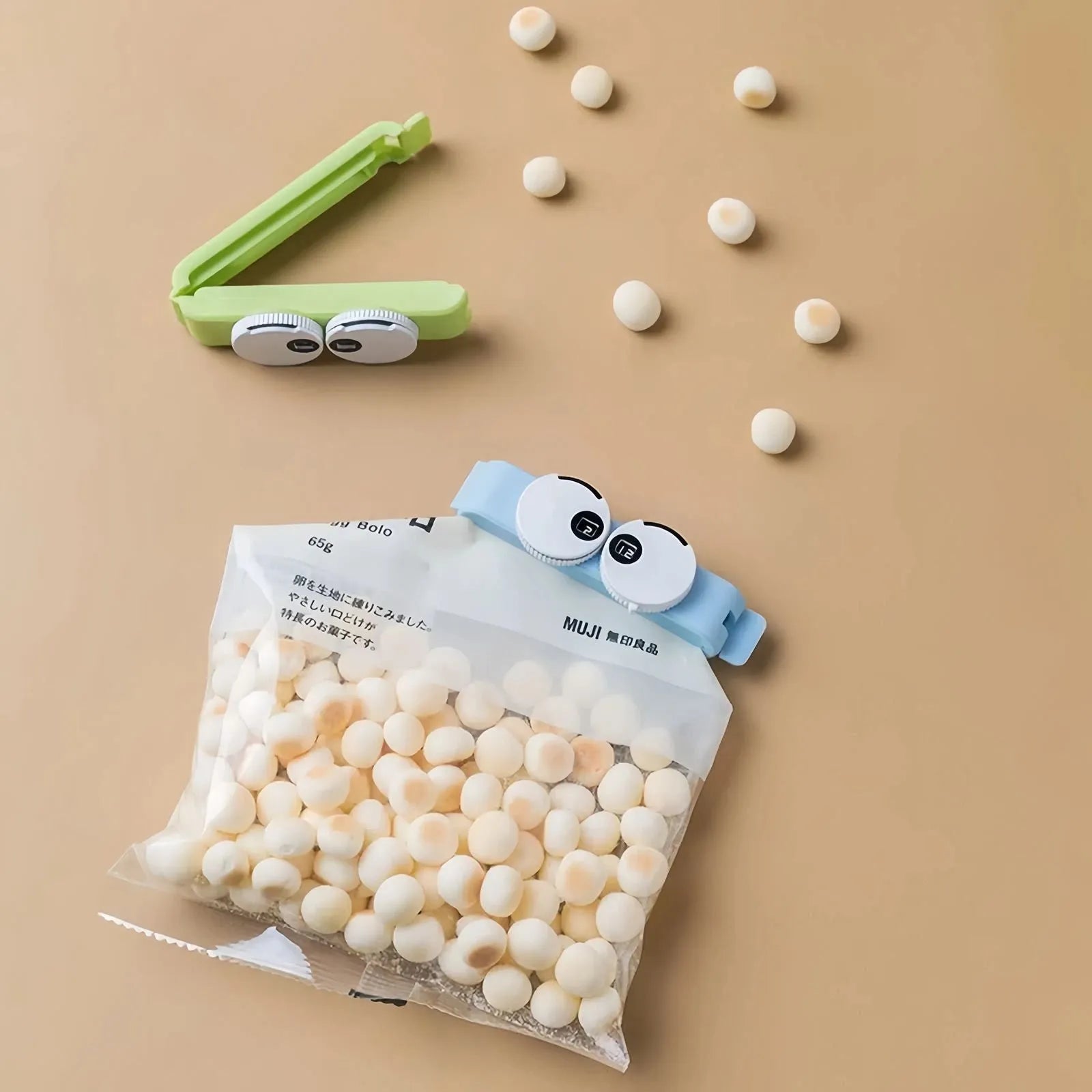 Clips hermétiques originaux avec yeux, fermant un sachet de snacks type MUJI