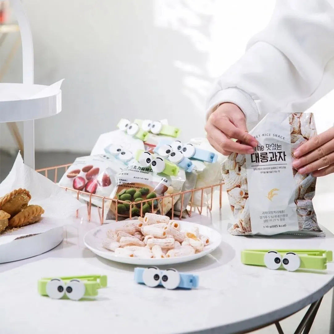 Clips alimentaires design yeux utilisés en cuisine pour fermer des sachets de snacks