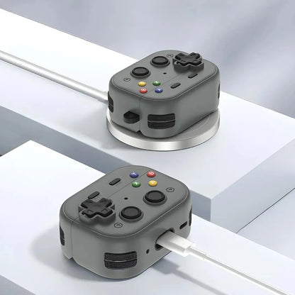Étui AirPods manette compatible chargement sans fil et USB-C, design gamer.