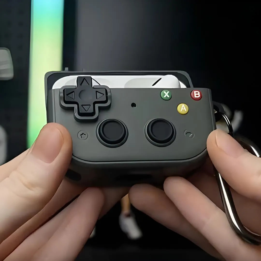 Coque AirPods Pro manette rétro fermée — design console de jeu avec croix directionnelle, joysticks et boutons colorés X Y A B, format compact et stylisé.