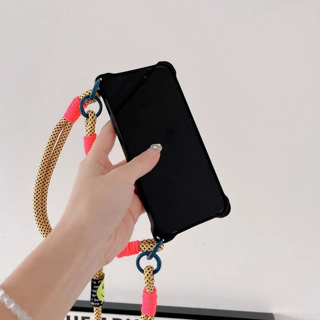 Coque bandoulière noire tenue en main, écran tourné vers l’avant