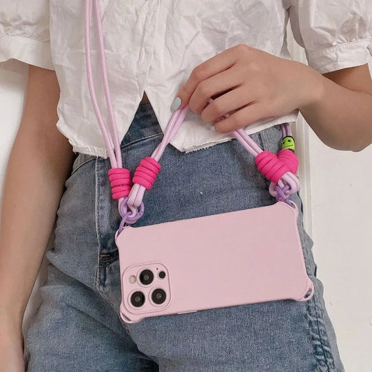 Coque bandoulière rose portée à la taille avec cordon violet et rose, tenue décontractée
