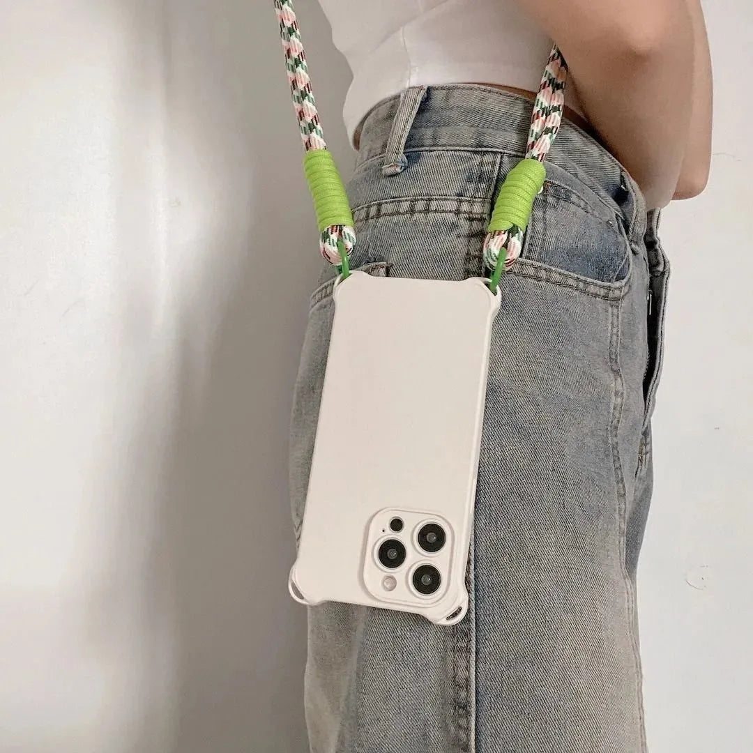 Coque crème portée en bandoulière, vue latérale contre le jean
