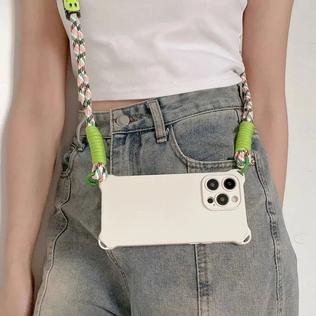 Coque crème portée en bandoulière à la taille, cordon visible avec smiley