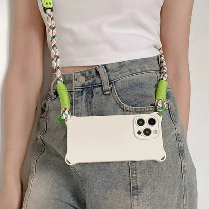 Coque crème portée en bandoulière à la taille, cordon visible avec smiley