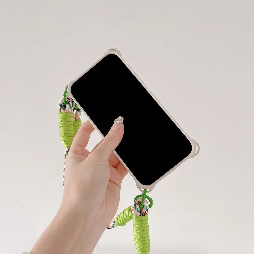 Coque crème avec cordon coloré tenue en main, vue de l’écran