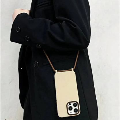 Vue de côté, portée sur épaule avec cordon marron croisé – outfit black total