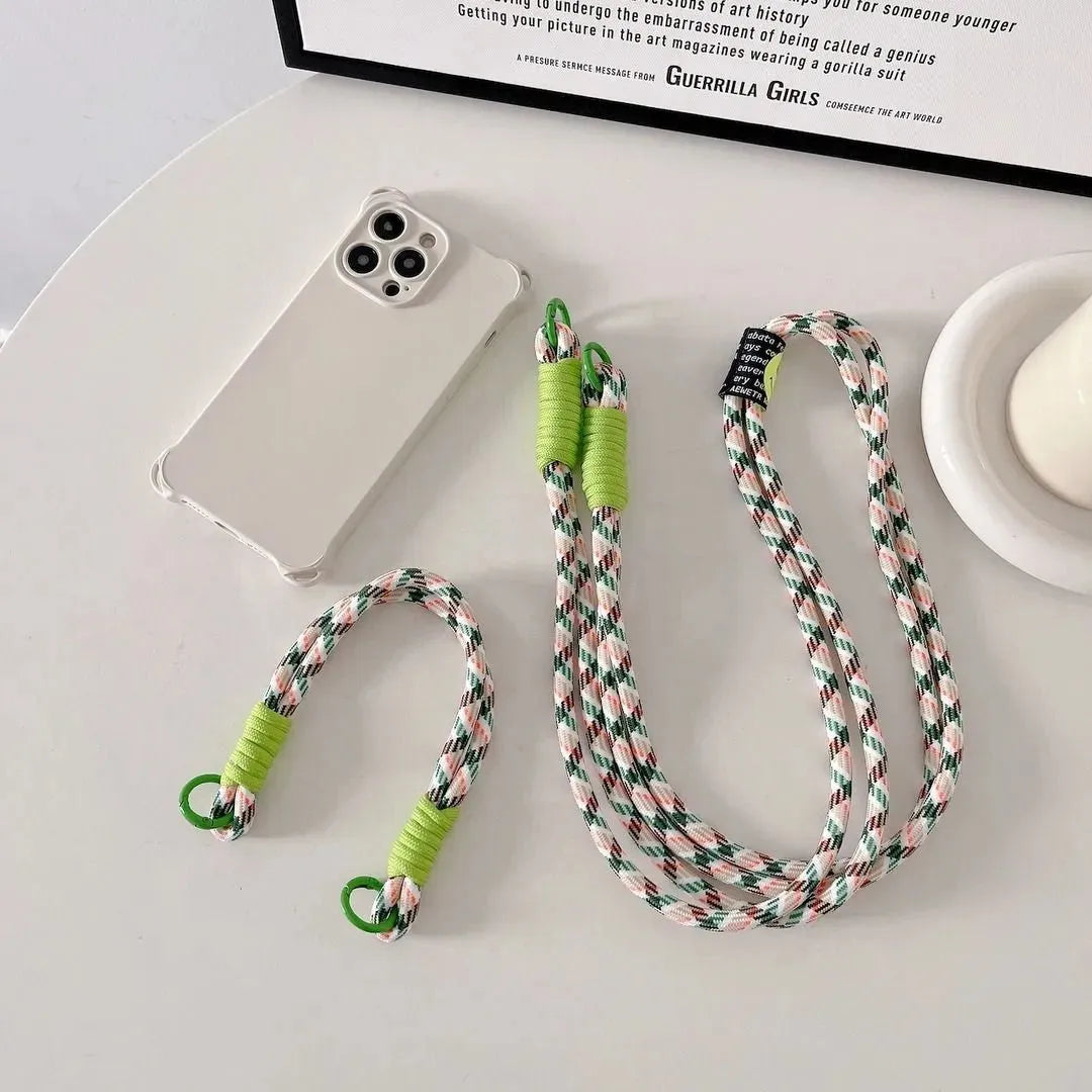 Flatlay de la coque crème avec cordons détachés sur table