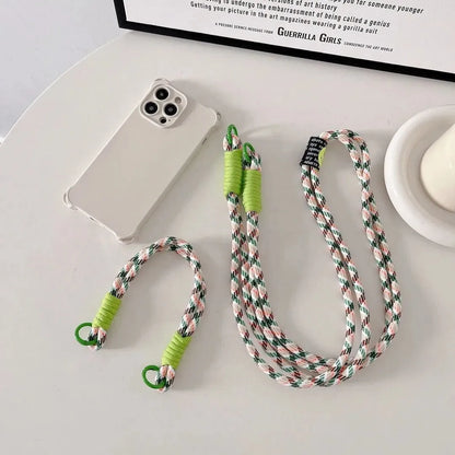 Flatlay de la coque crème avec cordons détachés sur table