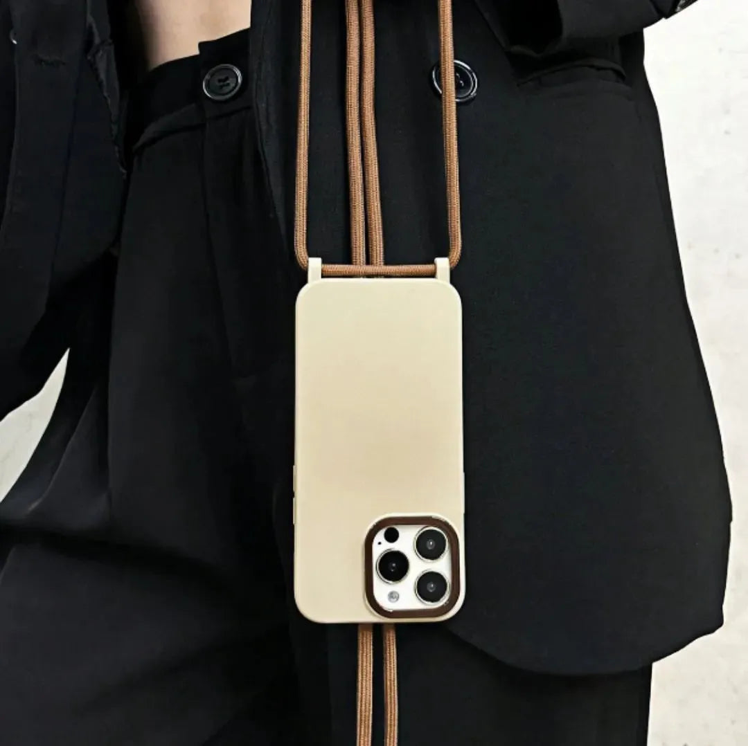 Mise en situation portée autour du cou avec veste noire, style minimal chic