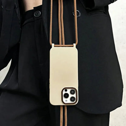 Mise en situation portée autour du cou avec veste noire, style minimal chic
