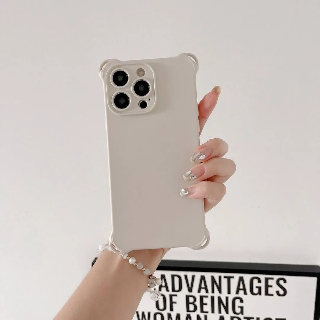 Coque crème tenue verticalement en main avec bracelet perles