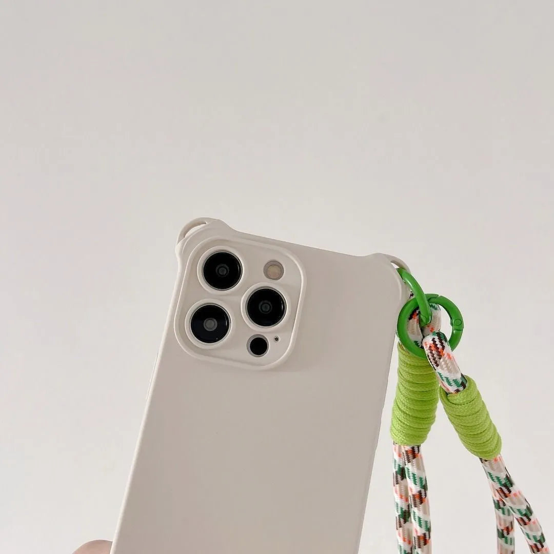 Zoom sur l’arrière de la coque crème et l’attache du cordon tressé
