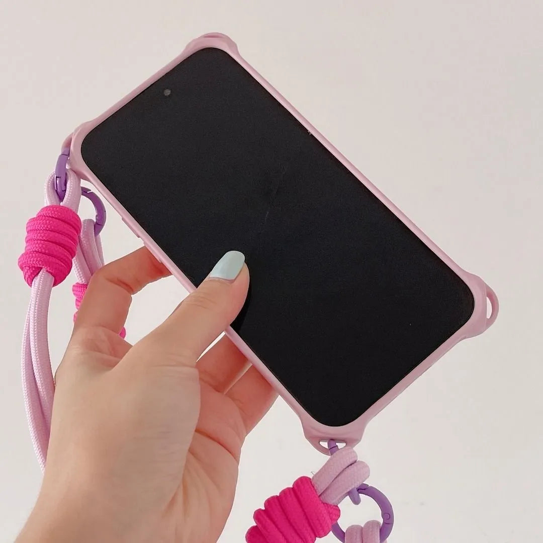 Vue de face de la coque iPhone avec écran noir et cordon bicolore