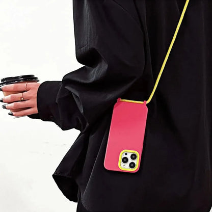 Coque rose et jaune portée dans le dos avec cordon jaune – main avec café