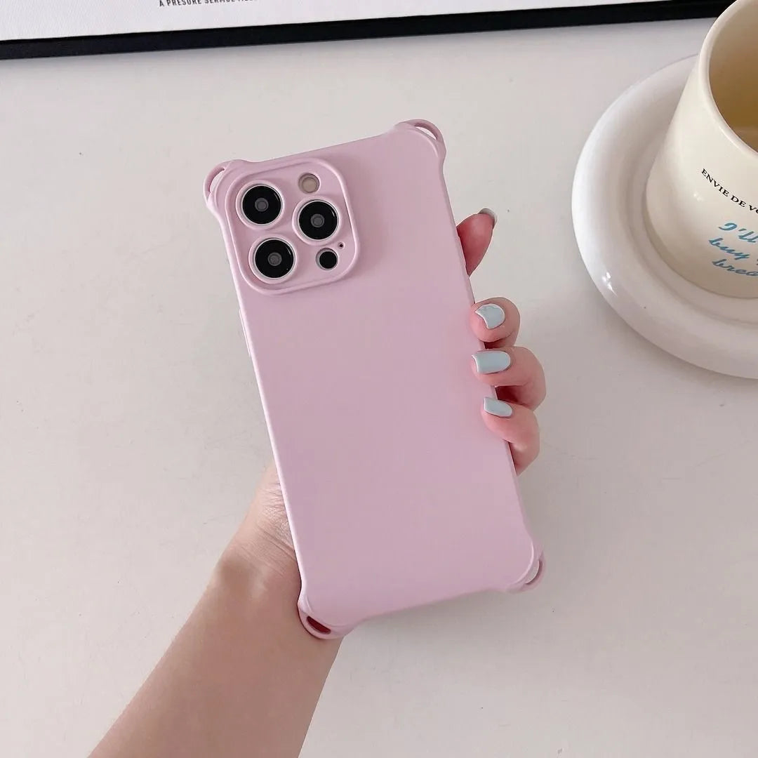 Coque iPhone rose pastel en main, finition mate et coins renforcés