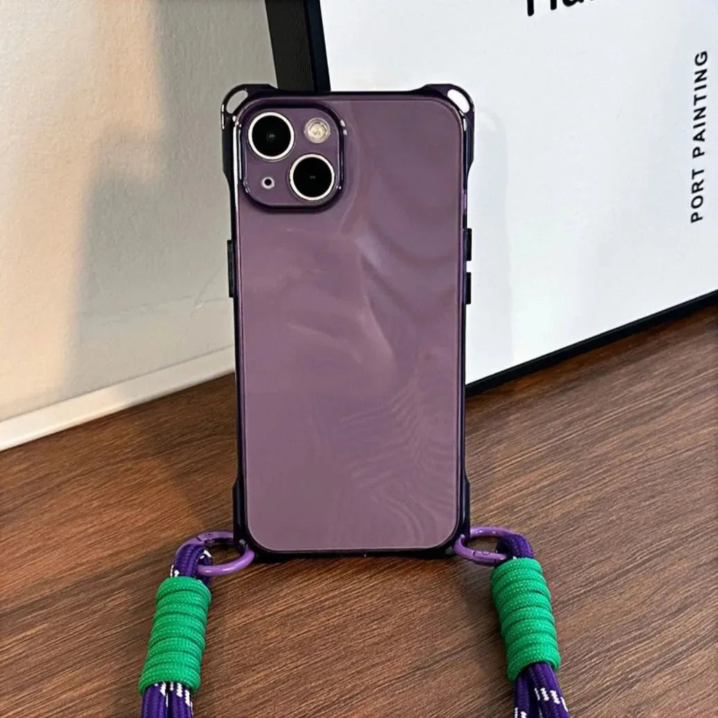 Coque iPhone violette posée verticalement avec cordon violet et vert déployé à plat