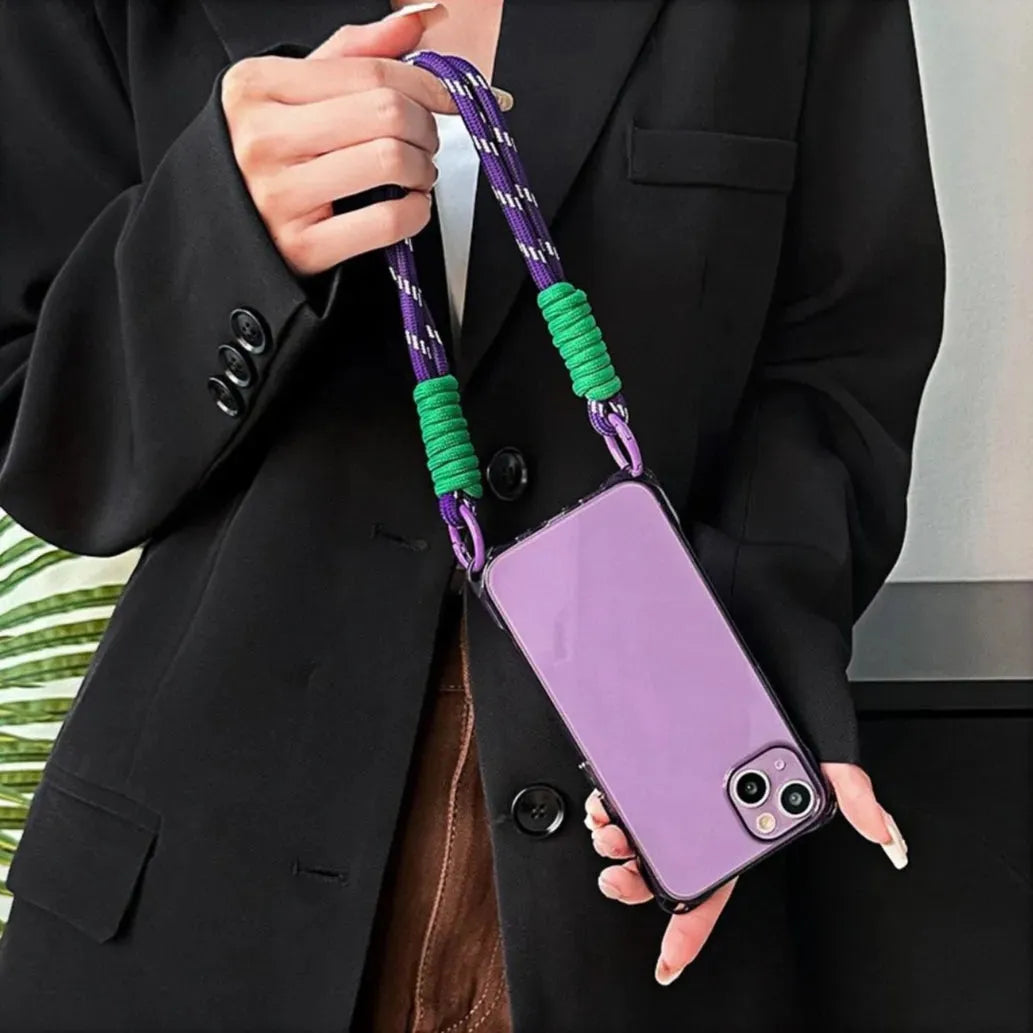 Coque iPhone violette portée verticalement à la main, corde style bandoulière courte