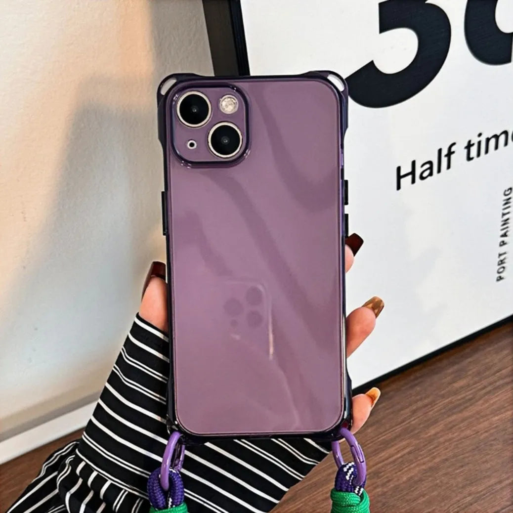 Coque iPhone violette vue de face, tenue à la main avec cordon violet et vert