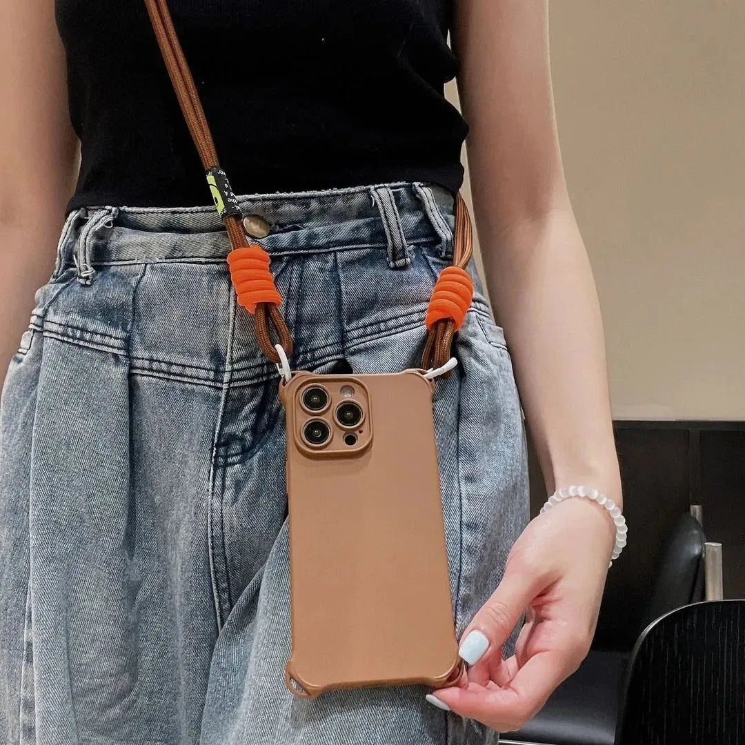 Coque marron portée en bandoulière, vue de face sur jean taille haute et haut noir