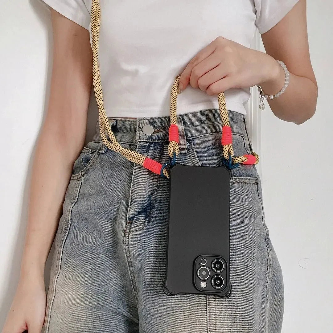 Coque noire portée en bandoulière avec cordon jaune fluo et nœuds rose vif
