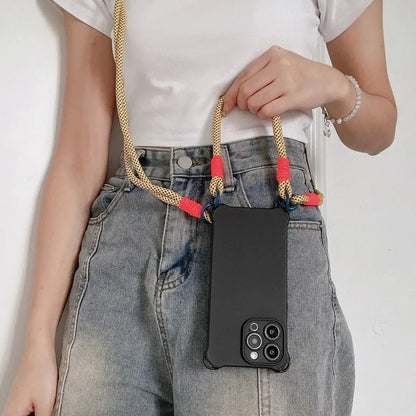 Coque noire portée en bandoulière avec cordon jaune fluo et nœuds rose vif