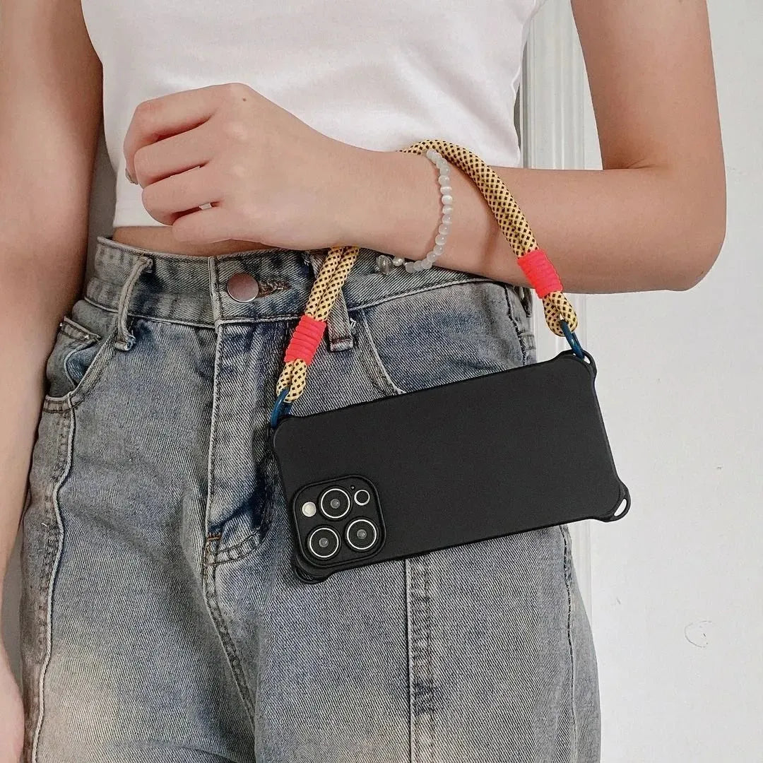 Coque noire portée à la taille avec cordon court jaune fluo motif quadrillé