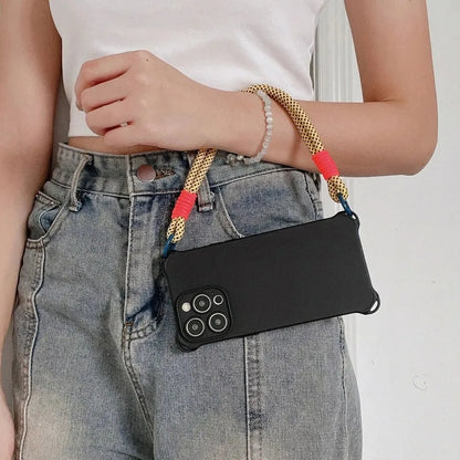Coque noire portée à la taille avec cordon court jaune fluo motif quadrillé