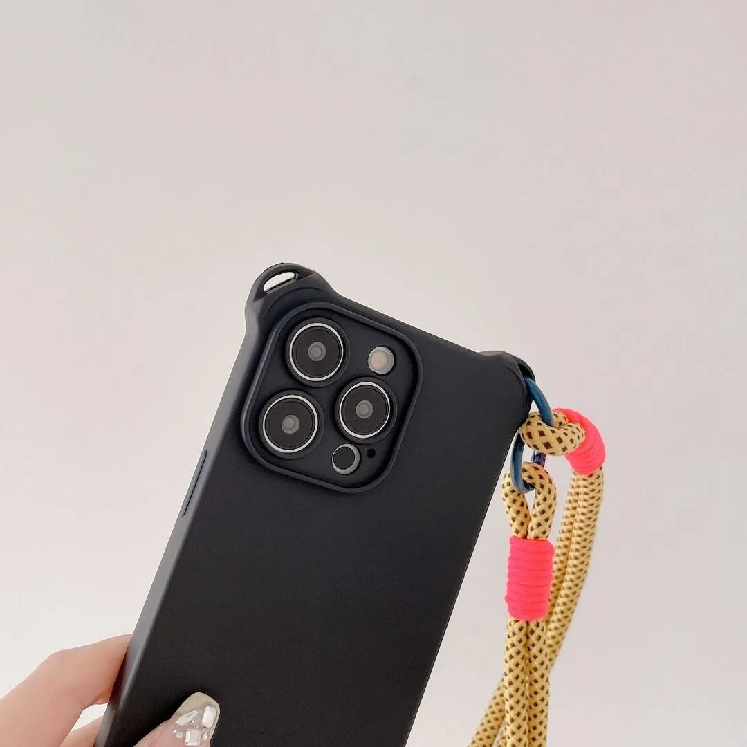 Coque noire mate pour iPhone avec cordon jaune fluo quadrillé et attaches roses
