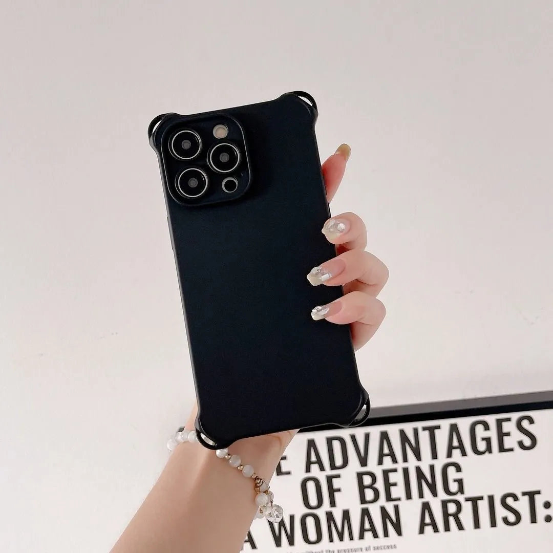 Coque noire mate tenue en main, vue arrière sur l’appareil photo