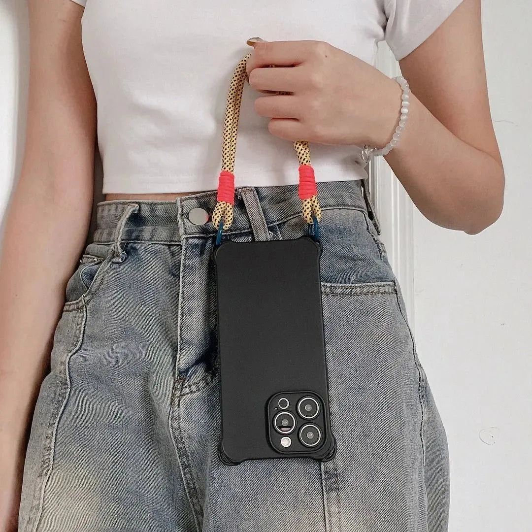 Coque noire avec cordon porté en poignée courte, tenue décontractée