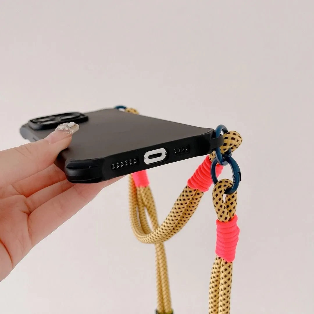 Zoom sur le port de chargement de la coque noire avec finitions du cordon fluo