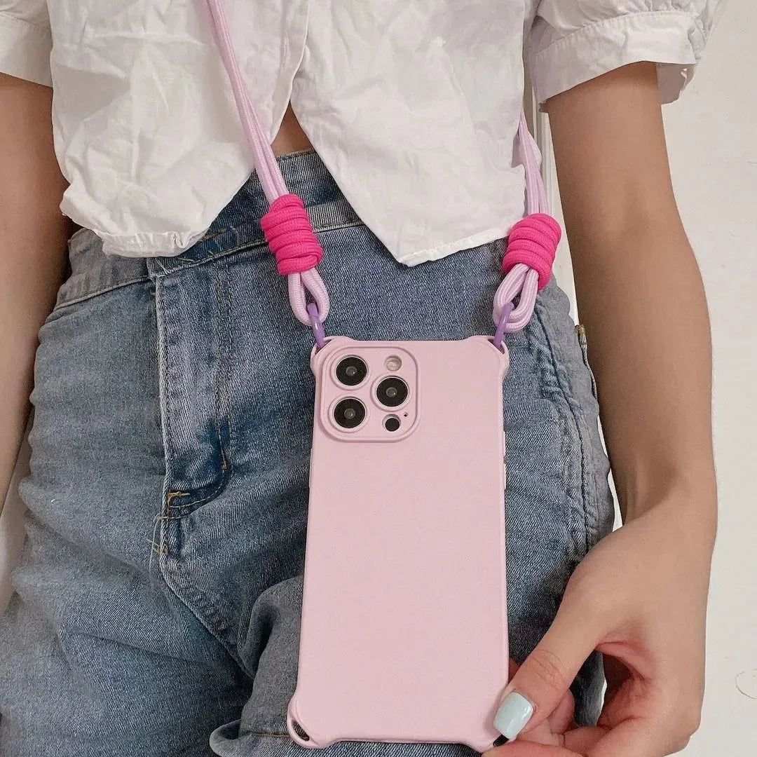 Coque rose portée en pendentif avec cordon rose fluo ajusté à la taille